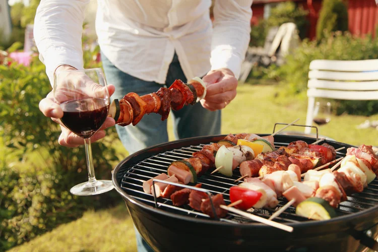 Vinho e churrasco (Malin Holm/Getty Images)