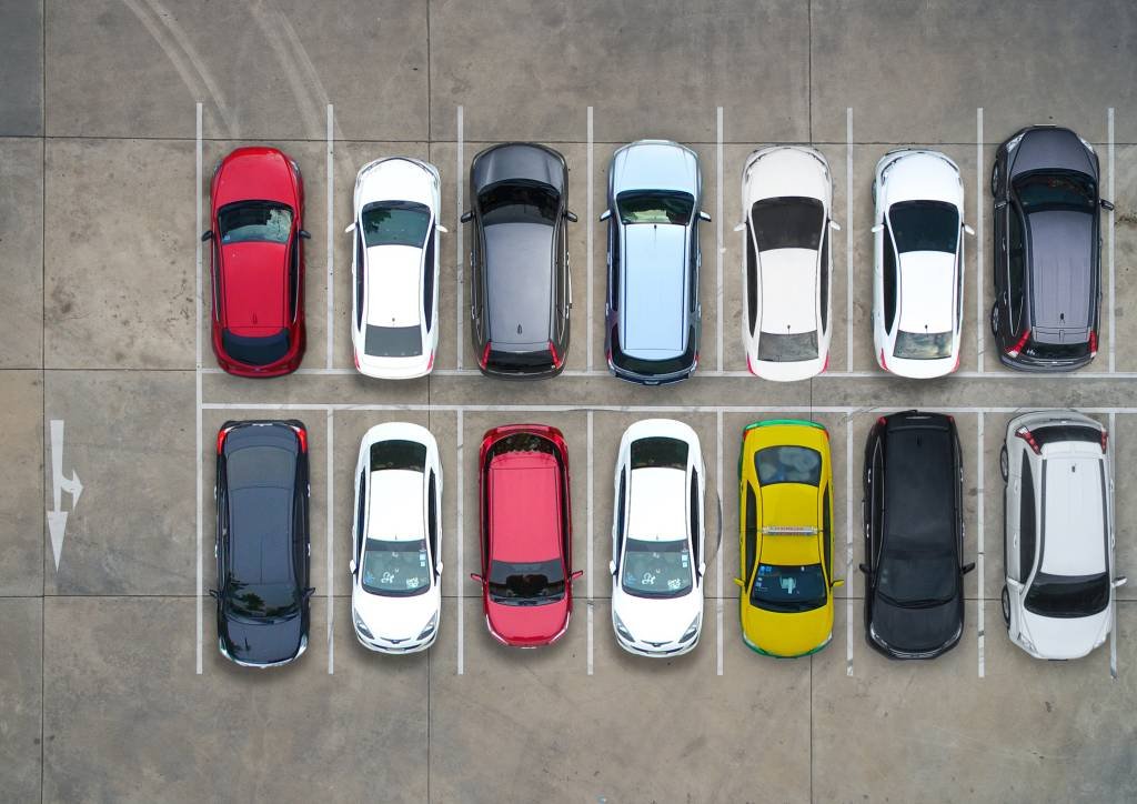 Carros estacionados: entre veículos com o menor lance inicial estão modelos de 2016 do Nissan March e Mitsubishi Lancer (nonnie192/Getty Images)