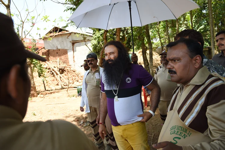 Distrito de Nuwakot, Nepal: O líder de Gurmeet Ram Rahim Singh de Dera Sacha Sauda é visto em uma vila pequena depois de um terremoto mortal domingo 3 de maio de 2015 no distrito de Nuwakot de Nepal. Na época, já tinha sido condenado por estupro (Matt McClain/ The Washington Post/Getty Images)