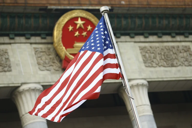 Bandeira dos Estados Unidos na China: temor é de que relação entre potências fique mais estremecida após episódio (Thomas Peter-Pool/Getty Images)