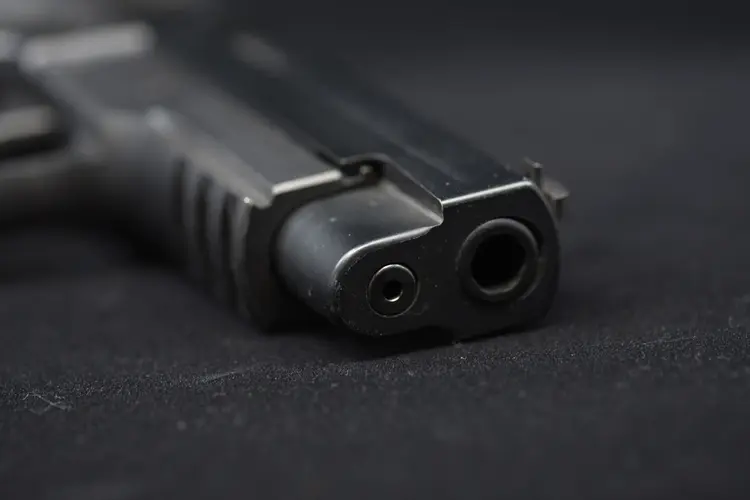 Arma: uma das balas atravessou o braço de um menor de 16 anos, enquanto a outra bala atingiu a perna de um outro estudante de mesma idade (Ioannis Tsotras/Getty Images)