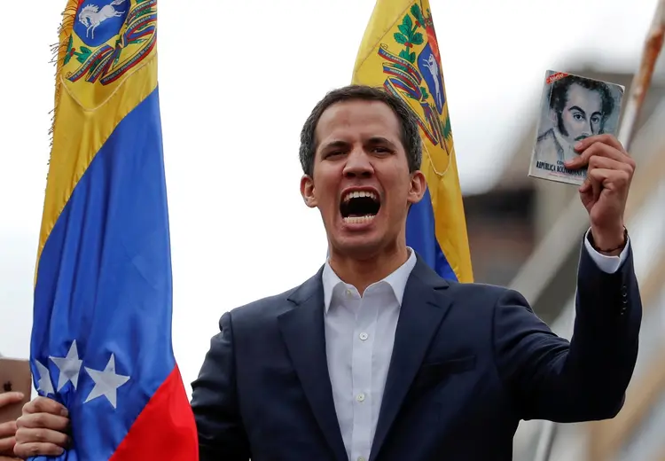 Guaidó: líder da oposição segura cópia da constituição e se declara presidente interino da Venezuela (Carlos Garcia Rawlins/Reuters)