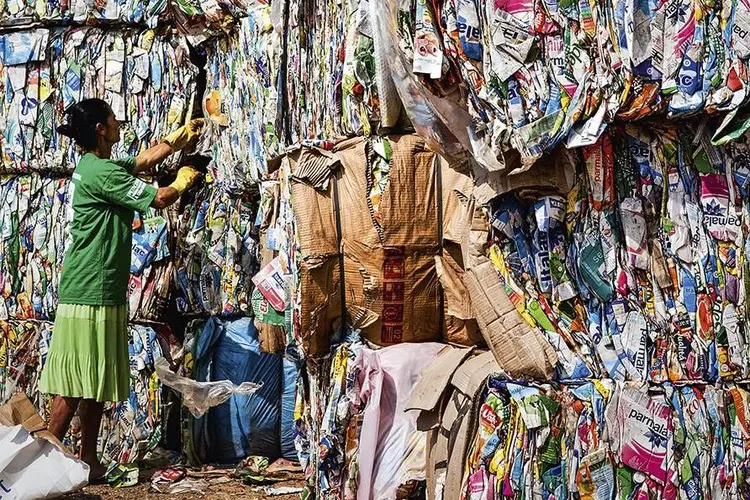 Reciclagem de lixo em Santana de Parnaíba (SP), parte de projetoda Unilever e do Pão de Açúcar: as empresas devem protagonizar<br />o combate ao desperdício | Fabiano Accorsi / 