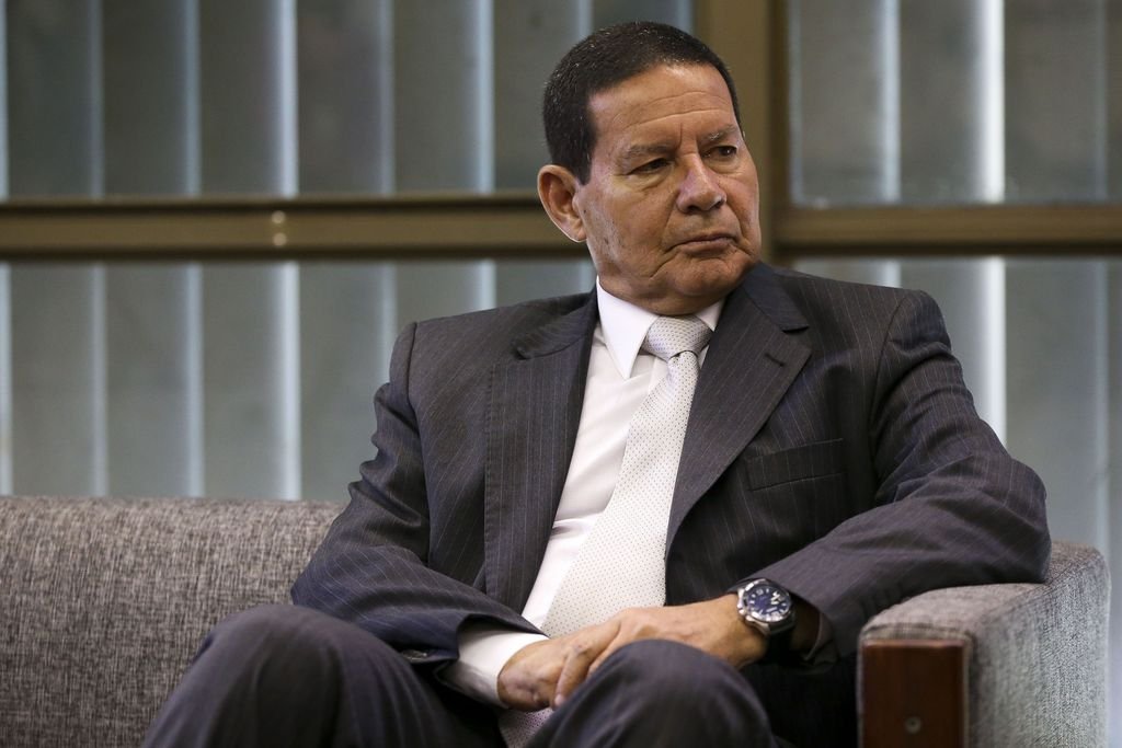 Mourão assume o exercício da Presidência por 48 horas