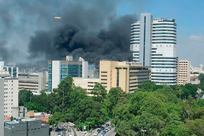 Incor: incêndio atingiu área externa ao hospital (Twitter/Reprodução)