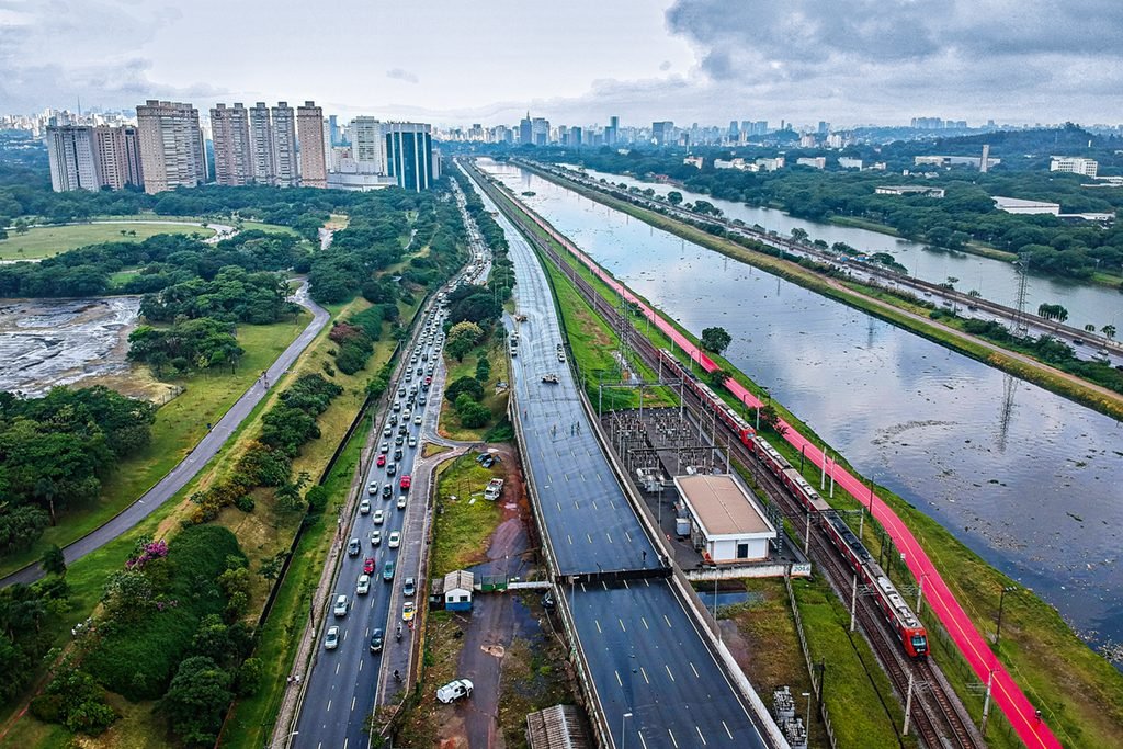 NÃO USAR - As contas do descaso: o viaduto interditado em São Paulo após uma ruptura por falta de manutenção causa outro prejuízo — enormes congestionamentos na cidade | Leo Otero/Folhapress / 