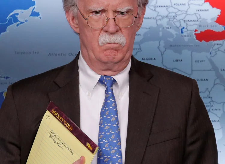 O conselheiro de Segurança Nacional dos EUA, John Bolton, em uma coletiva de imprensa. Ele segura um bloco de anotações com uma nota que diz: "5.000 tropas para a Colômbia". O governo Trump anuncia sanções econômicas contra a Venezuela (Jim Young/ TPX Images of the day/Reuters)