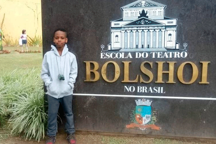 Vaquinha online ajuda menino da periferia de Salvador a estudar no Bolshoi