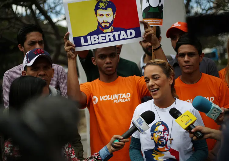 Venezuela: esposa do líder de oposição Leopoldo Lópes, concede entrevista durante protesto contra Maduro (Andres Martinez Casares/Reuters)