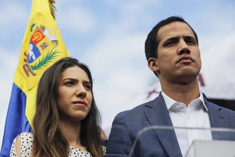 Juan Guaidó e sua mulher, Fabiana Rosales: o opositor se autoproclamou presidente interino da Venezuela e recebe o apoio de grande parte da comunidade internacional (Marco Bello/Getty Images)