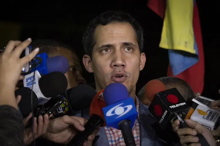 Juan Guaidó: o autoproclamado presidente interino da Venezuela fala com jornalistas durante uma manifestação contra o presidente Nicolás Maduro (Rayner Pena/picture alliance/Getty Images)