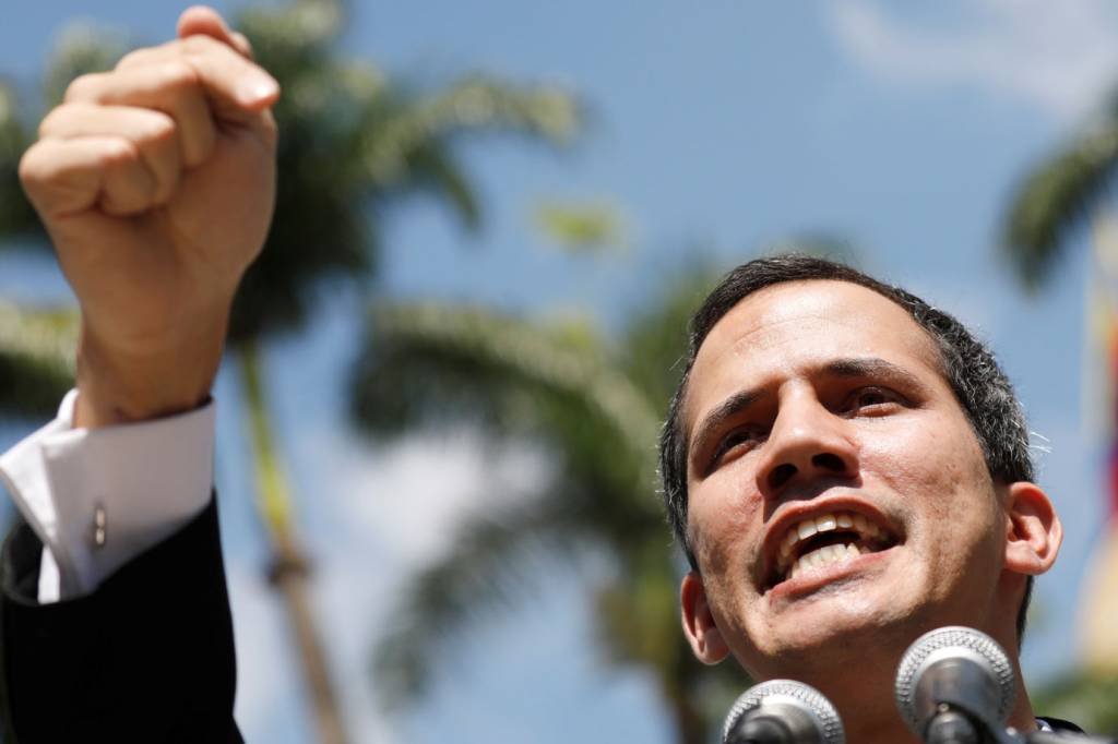 Durante protesto, Guaidó se declara presidente interino da Venezuela