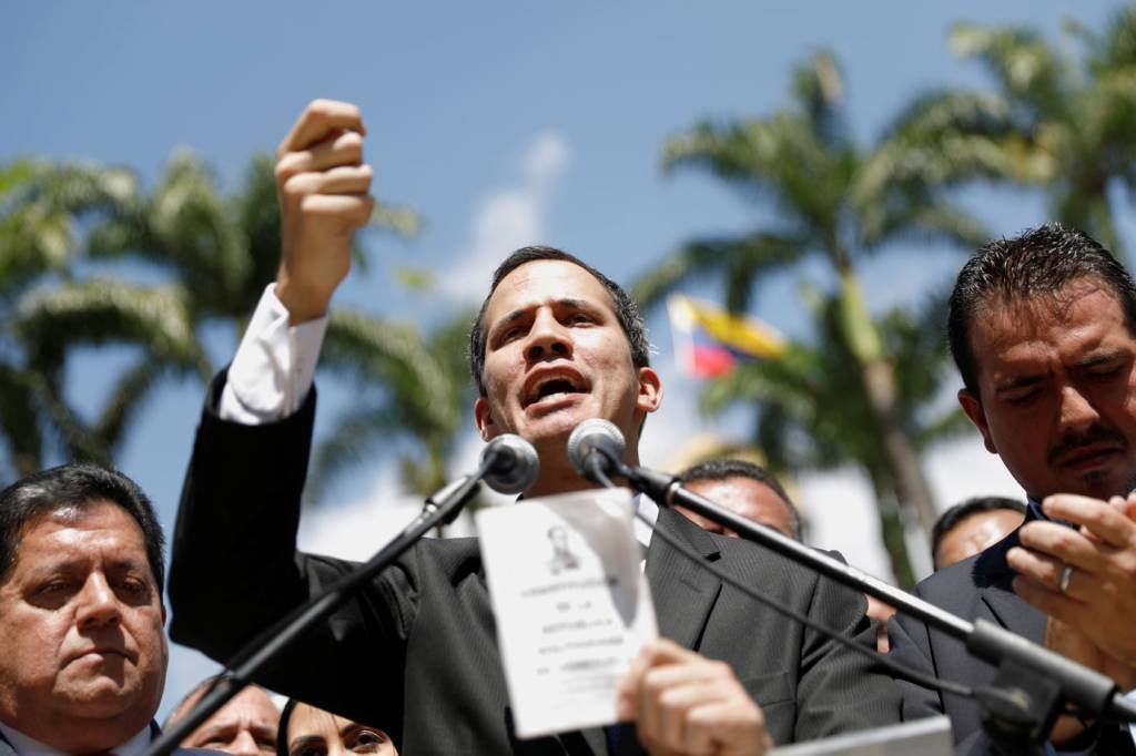 Guaidó denuncia que agentes ligados ao chavismo perseguem seus assessores