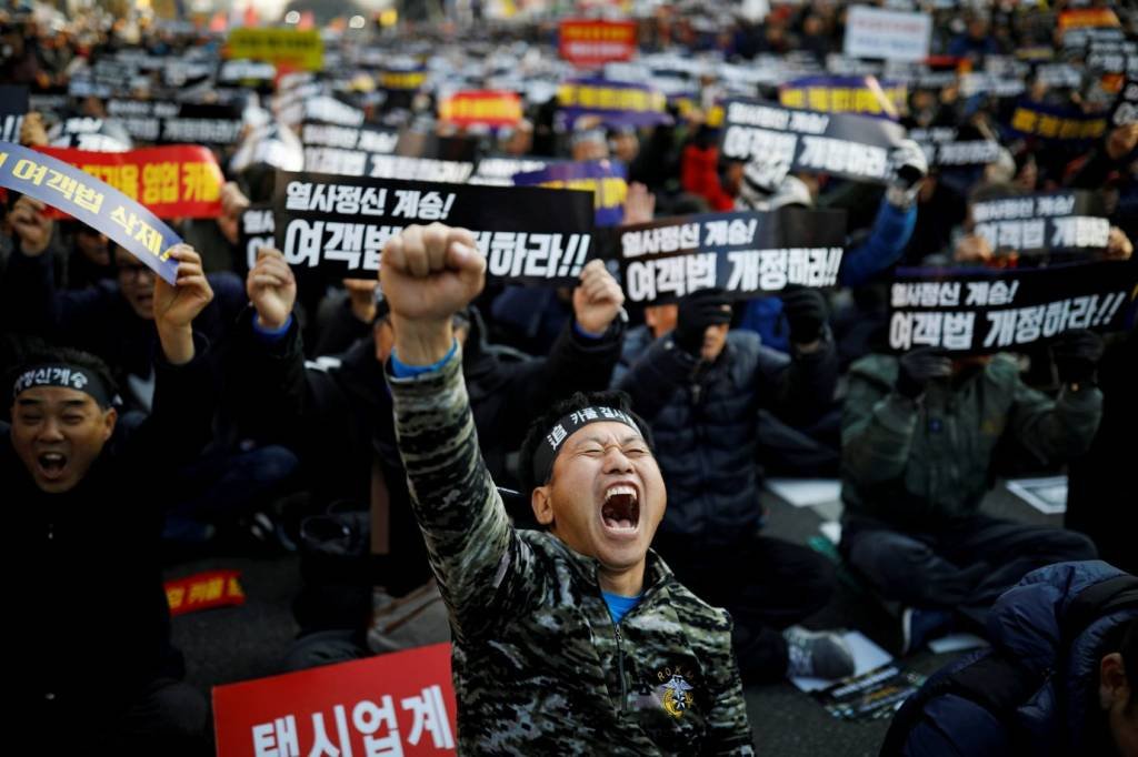 Contra app de transporte, taxistas sul-coreanos colocam fogo em si mesmos