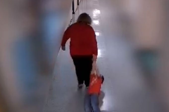 Vídeo em que mulher arrasta criança com autismo em escola gera indignação