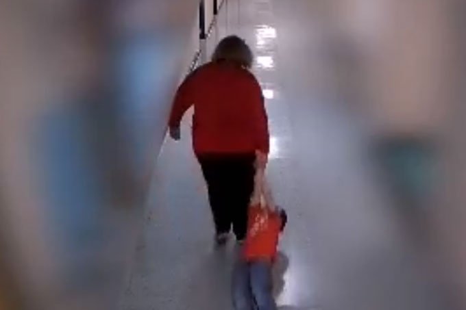 Vídeo em que mulher arrasta criança com autismo em escola gera indignação