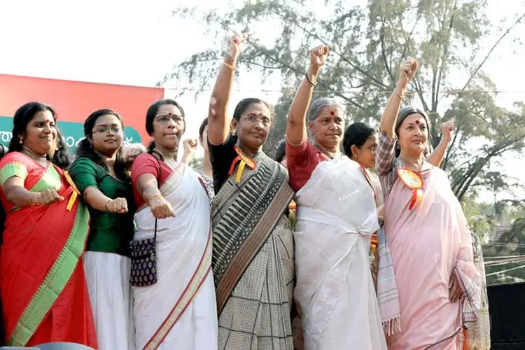 Mulheres participam de cordão humano contra discriminação de gênero em templo. (Vivek R Nair / Hindustan Times/Getty Images)