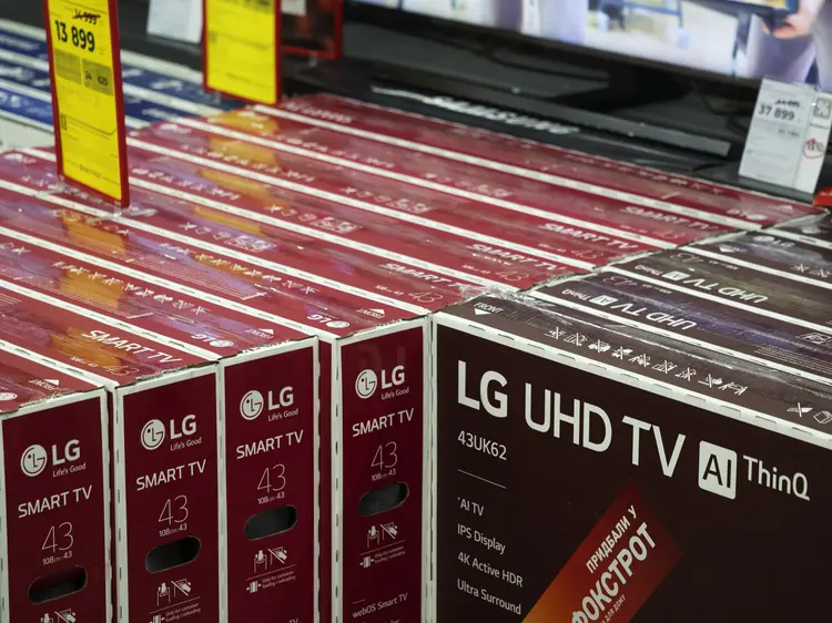 Caixas com aparelhos de TV da LG: gigante dos aparelhos de TV apresenta lucro abaixo e todas as expectativas de analistas (Igor Golovniov/SOPA Images/LightRocket/Getty Images)