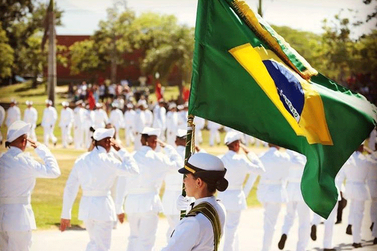 Participação de dezenas de militares em um governo eleito democraticamente é uma situação inédita no Brasil, diz cientista político (Instagram/Reprodução)