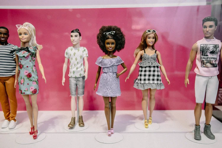 BONECAS BARBIE: Mattel tenta atrair uma audiência mais velha, até mesmo adulta, enquanto vende bonecas para garotas / Haruka Sakaguchi/The New York Times