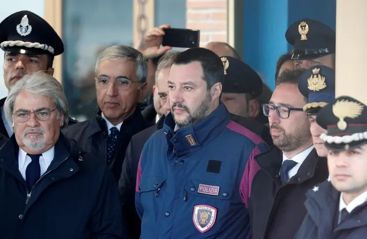 Matteo Salvini: Vice-premiê e ministro do Interior da Italia - de jaqueta azul da polícia, no centro - espera chegada de ex-guerrilheiro Cesare Battisti (Max Rossi/Reuters)