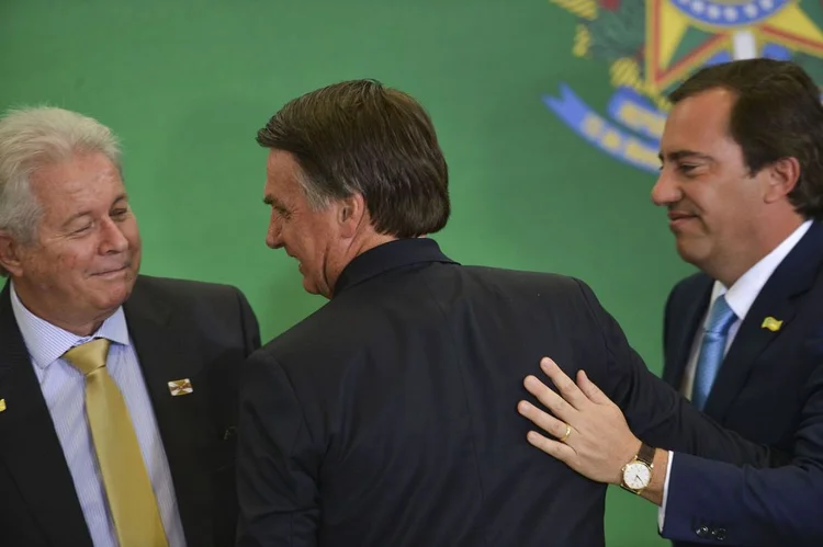 Os presidentes do Banco do Brasil, Rubem Novaes, da Caixa, Pedro Guimarães, e o Presidente Jair Bolsonaro, durante cerimônia de posse aos presidentes dos bancos públicos (Marcelo Camargo/Agência Brasil)