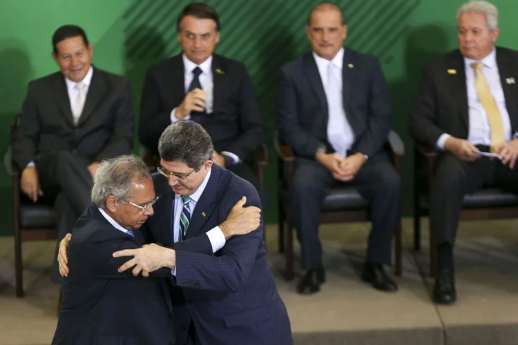 Paulo Guedes, ministro da Fazenda, e Joaquim Levy em sua posse como novo presidente do BNDES: cerimônia foi comandada pelo presidente Bolsonaro (Marcelo Camargo/Agência Brasil)