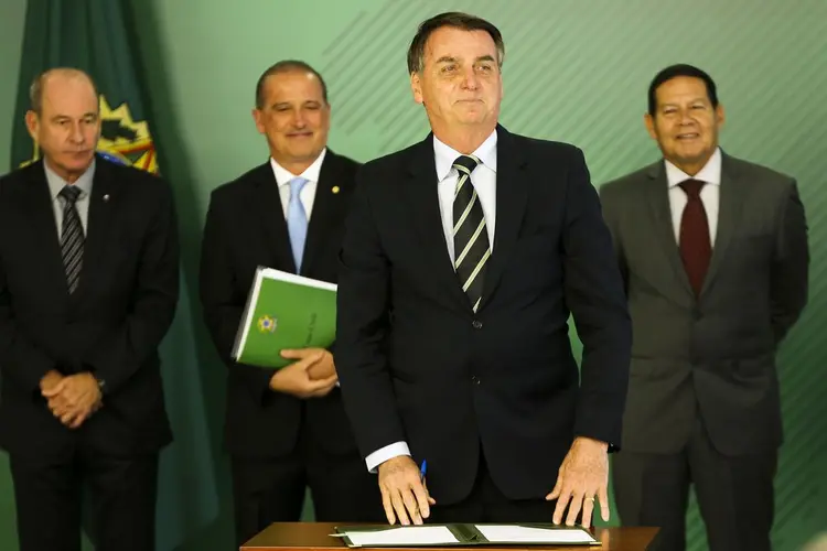O presidente Jair Bolsonaro durante cerimônia de assinatura do decreto que flexibiliza a posse de armas no país (Marcelo Camargo/Agência Brasil)