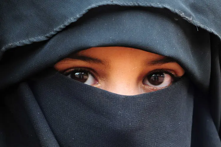 Imagem meramente ilustrativa: jovem  coberta com véu. (Znapshot.Photography/Getty Images)