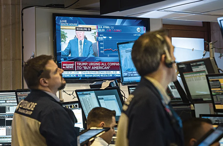 Imagem de Trump na Bolsa de Nova York: a desaceleração da economia americana será um teste para seu governo | Bryan R. Smith/AFP Photo / 