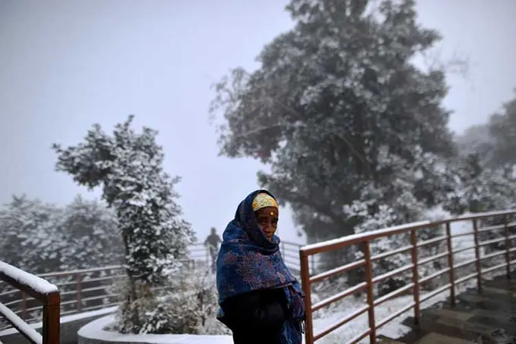 Frio: mulher durante nevasca de inverno em janeiro de 2019 no Nepal. (Narayan Maharjan / NurPhoto/Getty Images)