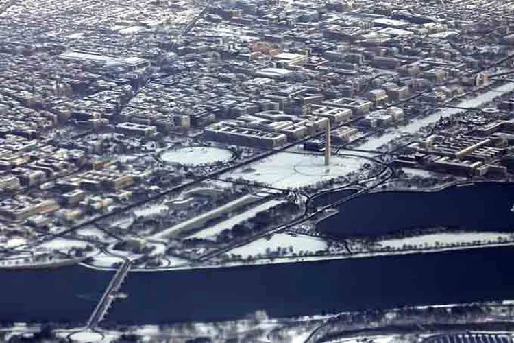 Vista área de Washington DC coberta de neve em 19.01.2019. (Carlos Barria/Reuters)