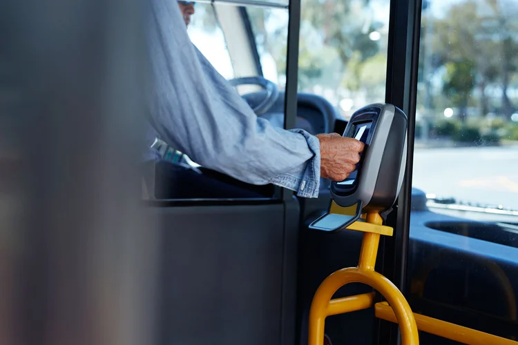 Segundo os cálculos dos pesquisadores, os ônibus de trânsito rápido (BRT) da capital paranaense lidam com um aumento de 5 mil passageiros mensais cada vez que o litro da gasolina sobe R$ 0,10. (Klaus Vedfelt/Getty Images)