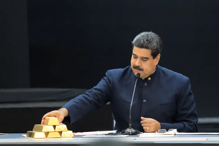 O presidente Nicolas Maduro com barras de ouro durante encontro com ministros em 22/03/2018 (Marco Bello/Reuters)