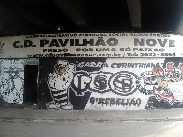 Pavilhão 9: a sede da torcida organizada do Corinthians, na Ponte dos Remédios, foi palco de uma chacina em abril de 2015 (Dornicke/Wikimedia Commons)