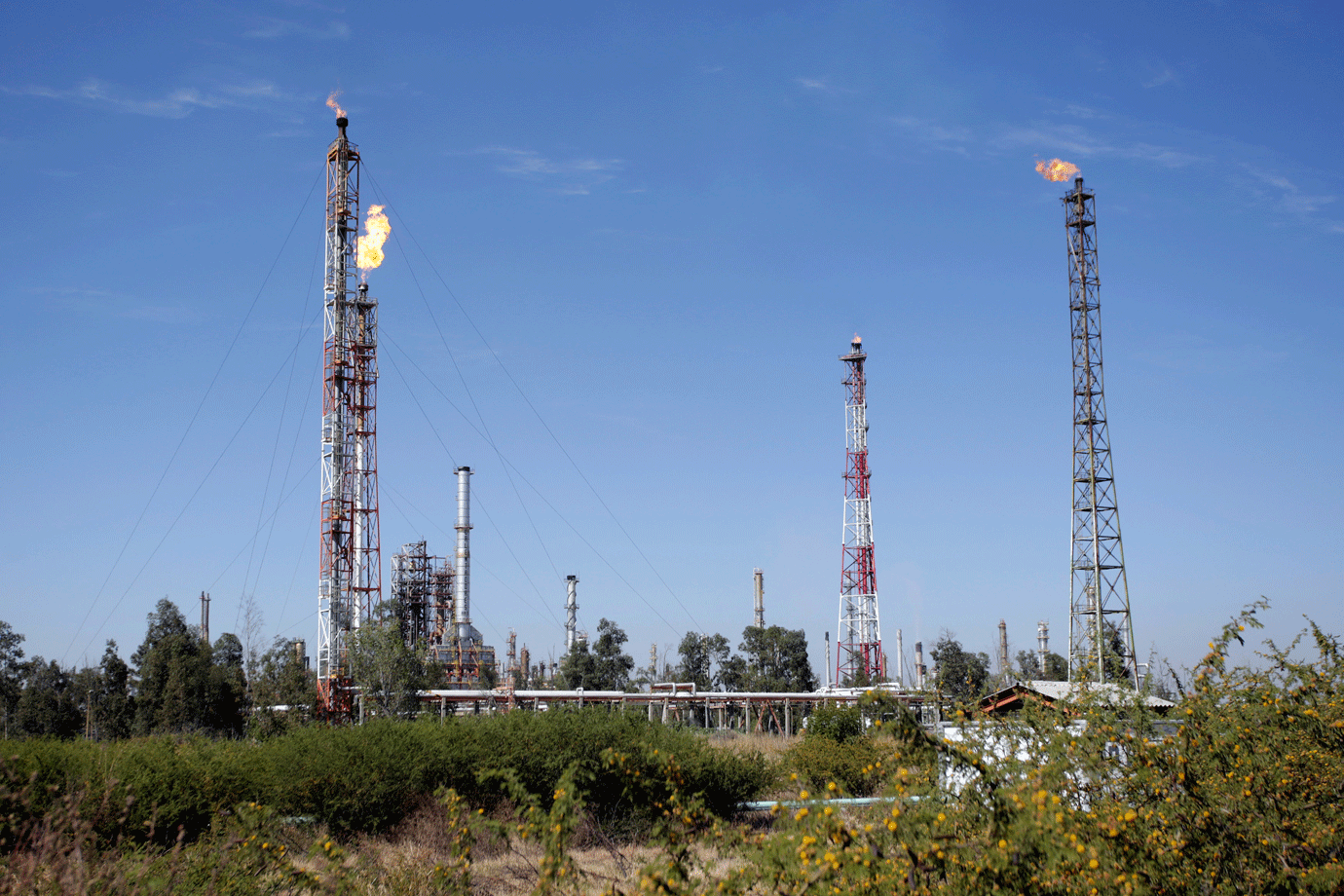 Petróleo fecha em leve queda diante de preocupações com economia chinesa