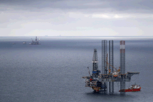 Petróleo opera estável com impasse em negociações entre EUA e Irã