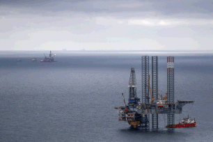 Imagem referente à matéria: Petróleo opera estável com impasse em negociações entre EUA e Irã