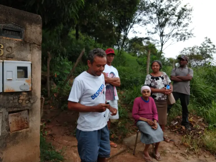 Pires, bairro encravado na mata: famílias com crianças e idosos não têm condições de seguir a pé até o centro da cidade e aguardam para serem resgatadas (Mariana Desidério/Exame)