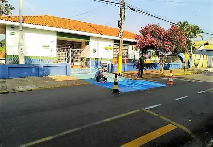 Na tentativa de conter o calor, a Prefeitura de Tietê, no interior de São Paulo, passou a pintar as ruas de azul (Prefeitura de Tietê/Divulgação)