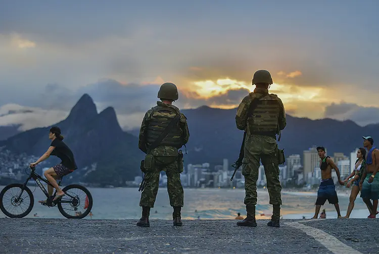 Militares em operação de segurança pública no Rio de Janeiro (Fabio Teixeira/NurPhoto/Getty Images)