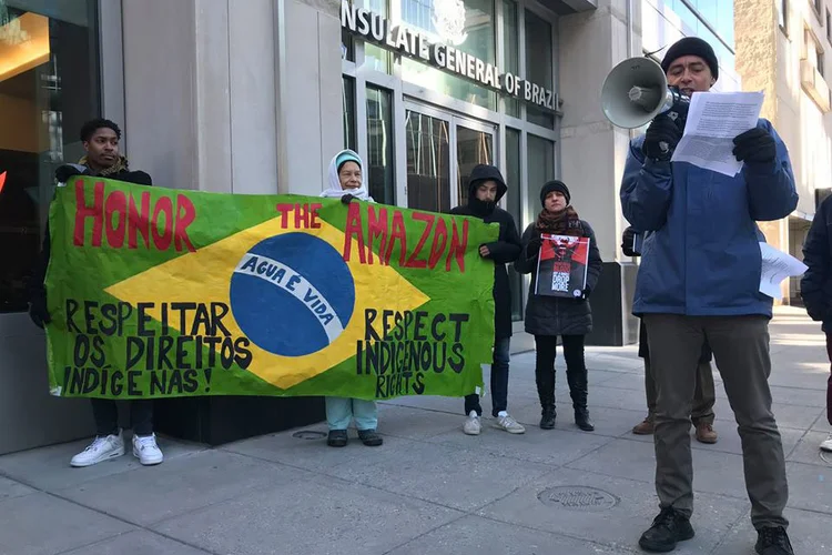 Protesto: Grupo de pessoas se reuniu em frente à embaixada brasileira em Washington (Facebook Amazon Watch/Reprodução)