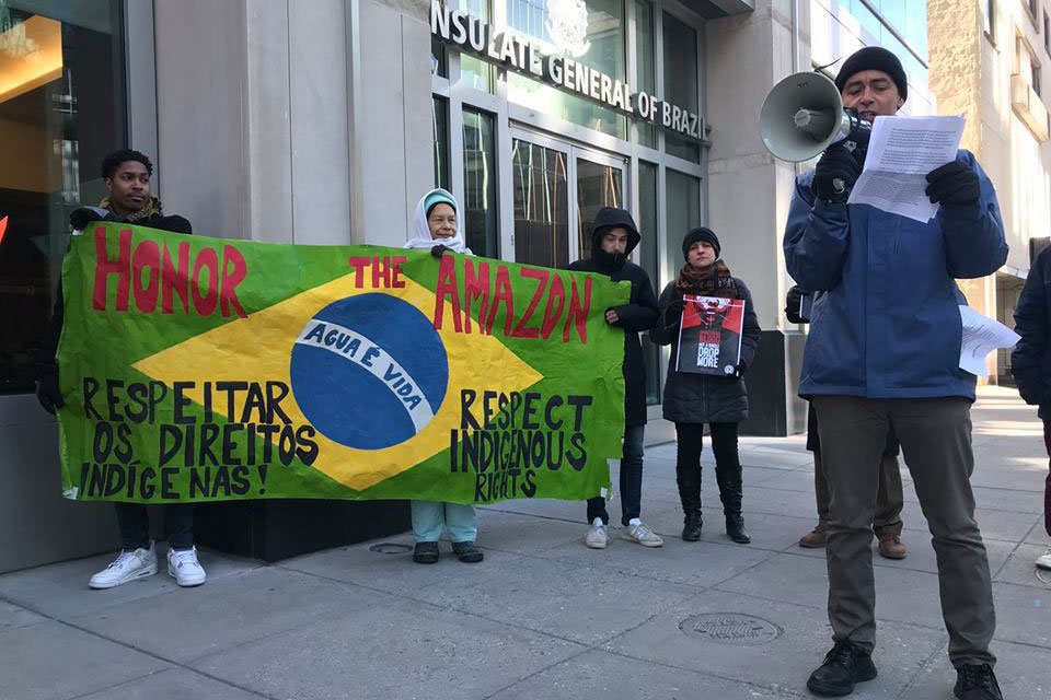 Políticas para terras indígenas de Bolsonaro são alvo de protesto nos EUA
