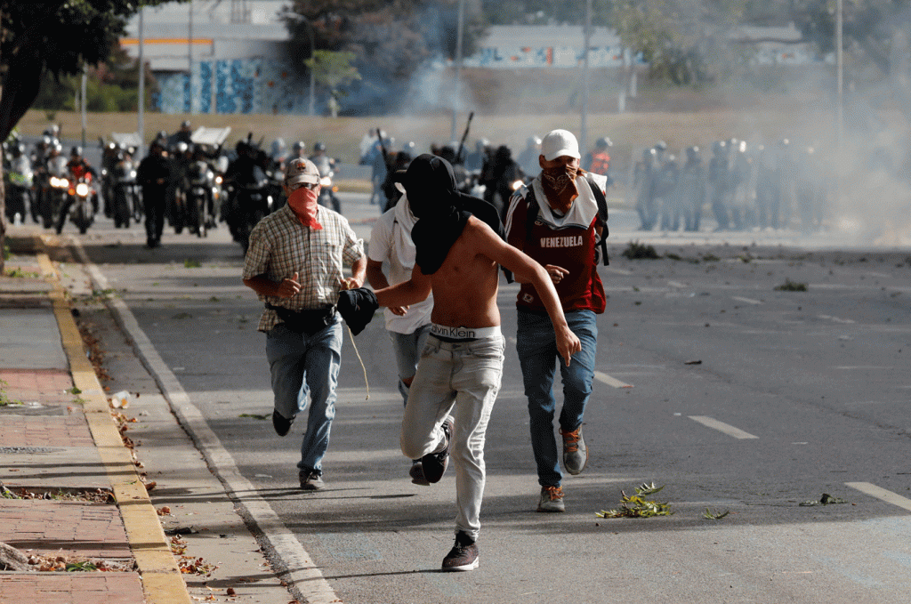 Tropa de choque entra em confronto com manifestantes opositores em Caracas