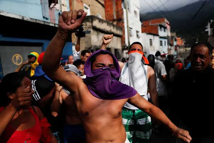Manifestantes protestam contra Guarda Nacional Venezuelana em Caracas (Carlos Garcia Rawlins/Reuters)