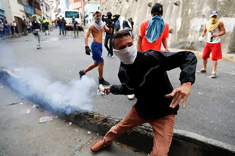 Venezuela: cinco pessoas morreram nas manifestações da oposição contra o governo Maduro (Carlos Garcia Rawlins/Reuters)