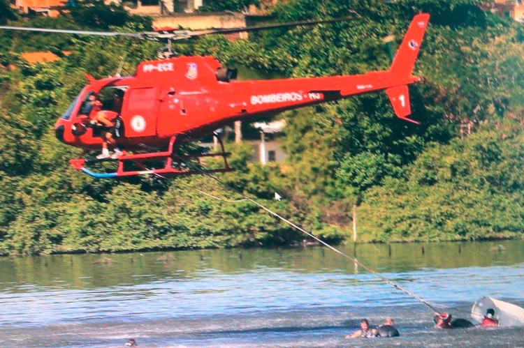 Baía de Guanabara: helicóptero da Polícia Militar do Estado do Rio de Janeiro caiu hoje de manhã na região (Twitter/Reprodução)