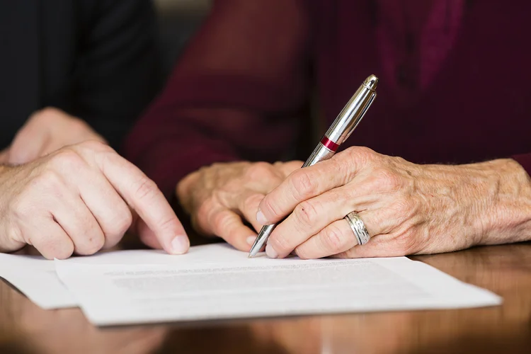 justificação de posse é uma declaração formal que deve ser acompanhada de provas testemunhais (RichLegg/Getty Images)