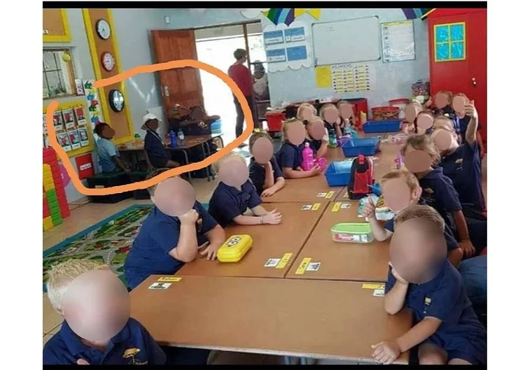 África do Sul: em foto divulgada de sala de aula da escola Laerskool Schweizer-Reneke, crianças sentam-se em mesas separadas pela cor da pele (Face2Face Africa/Reprodução)