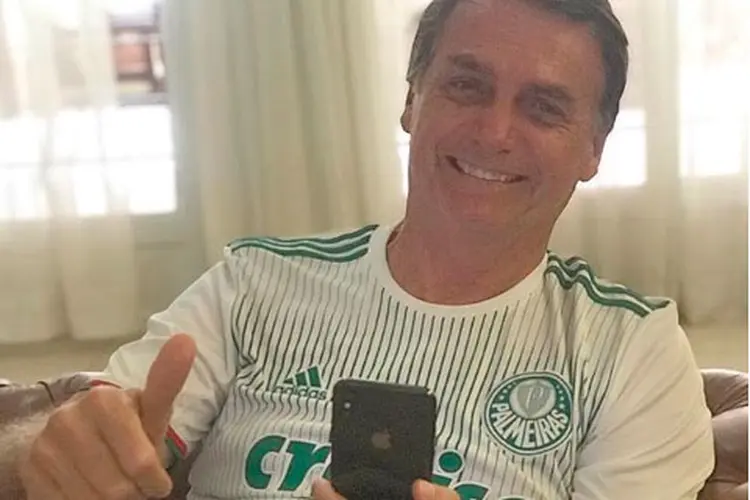 Jair Bolsonaro no celular (Jair Bolsonaro/Reprodução)